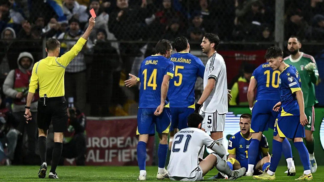 প্রথমার্ধে এগিয়ে ইতালি, তবে লাল কার্ডের ধাক্কায় বিপাকে আজ্জুরিরা